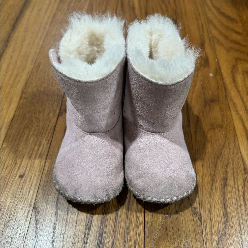 Gently used Ugg baby shoes size 4/5
